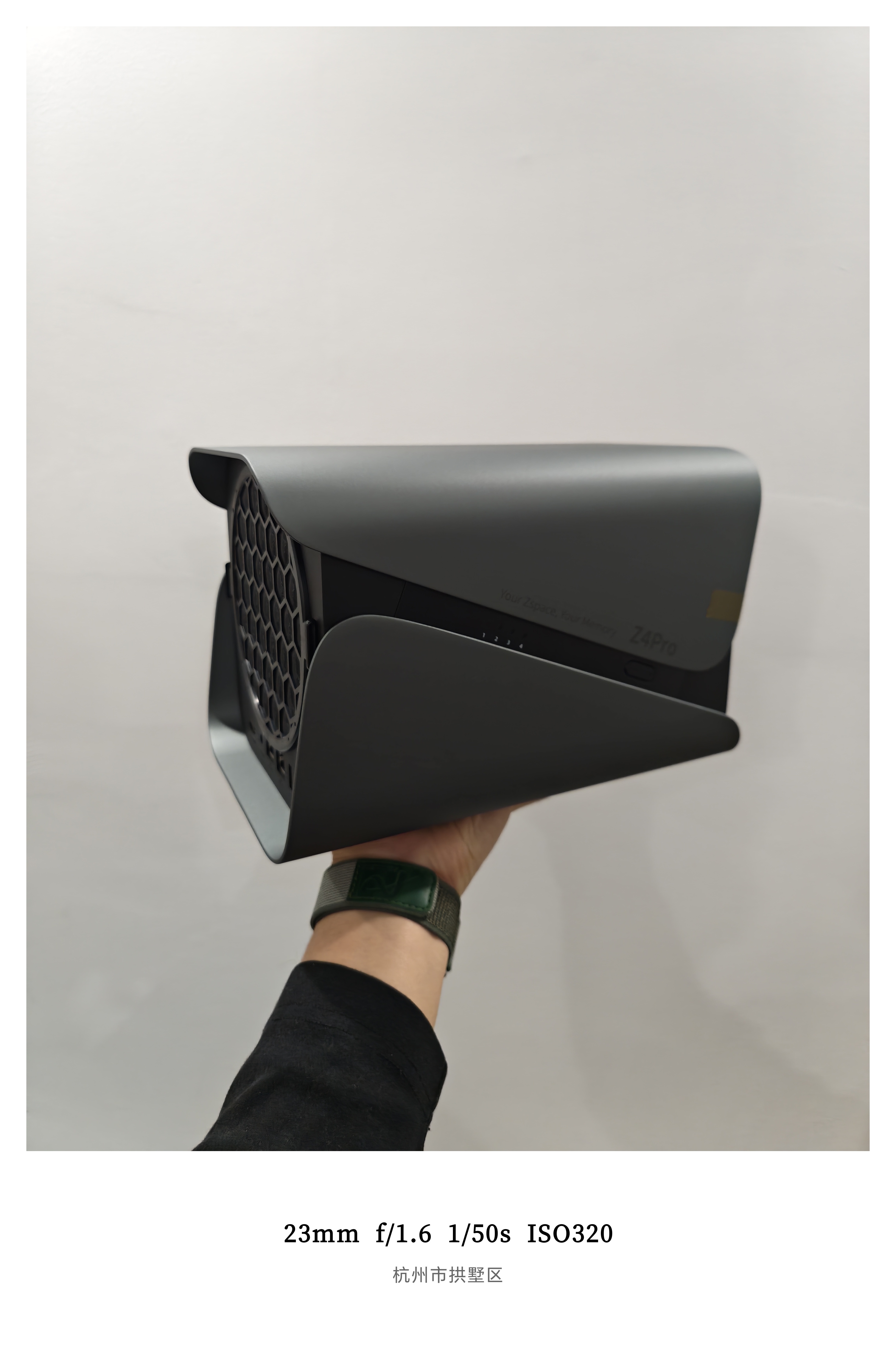 第一次玩NAS没想到这玩意这么大光看图我还以为就像个路由器这分量我拿来当哑铃用都