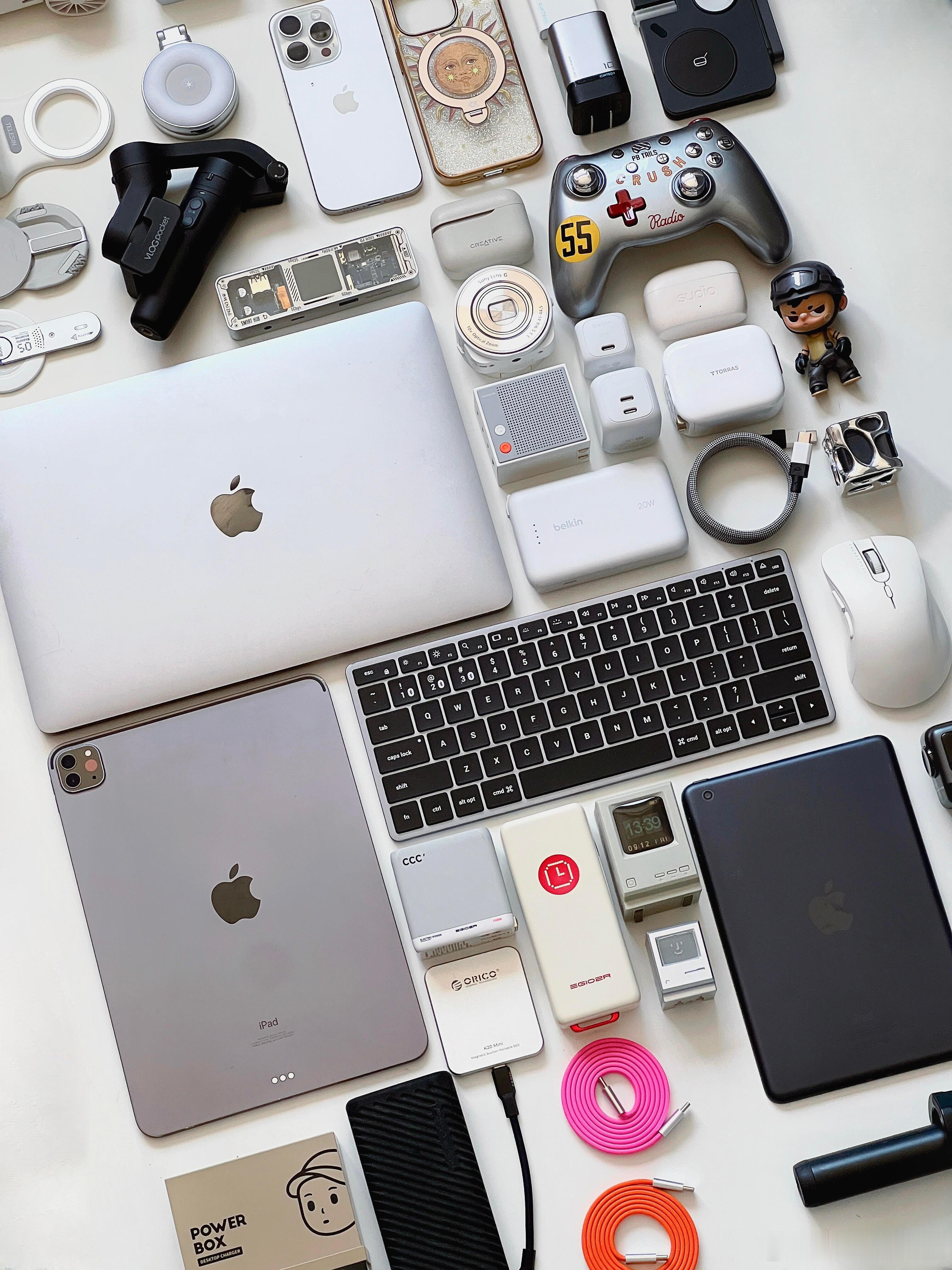 谁懂啊！这简直就是当代人的“电子俄罗斯套娃”嘛！有了手机就幻想着自己是个生产力达