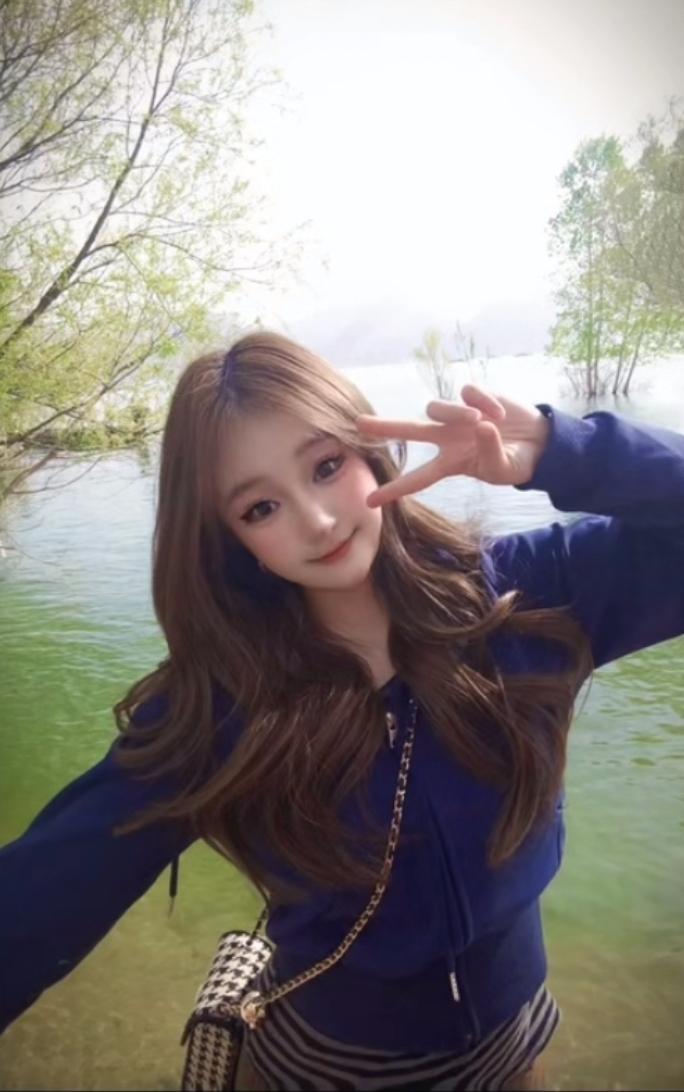 随手拍公园美景 在公园里，女孩靠栏杆微笑。阳光轻柔地洒在公园的每一处角落，微风轻