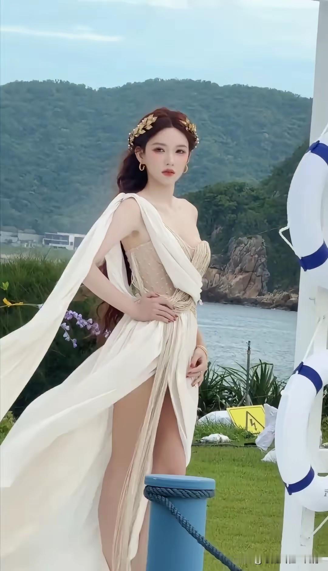 程潇的成名路相当精彩。2016 年，她以宇宙少女成员在韩国出道，主打歌《MoMo