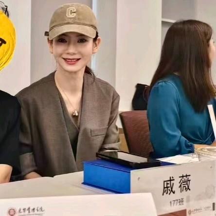 明星扎堆北大光华EMBA，
戚薇、吴奇隆、马浚伟这些名字一查，都是这的学生。

