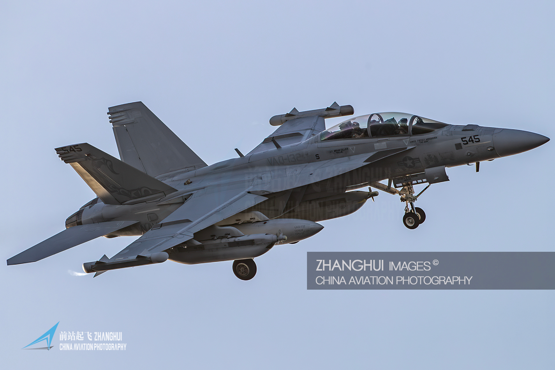 有人说E/A-18G比歼16紧凑，所以E/A-18G更好，有足够的空间谁喜欢紧凑