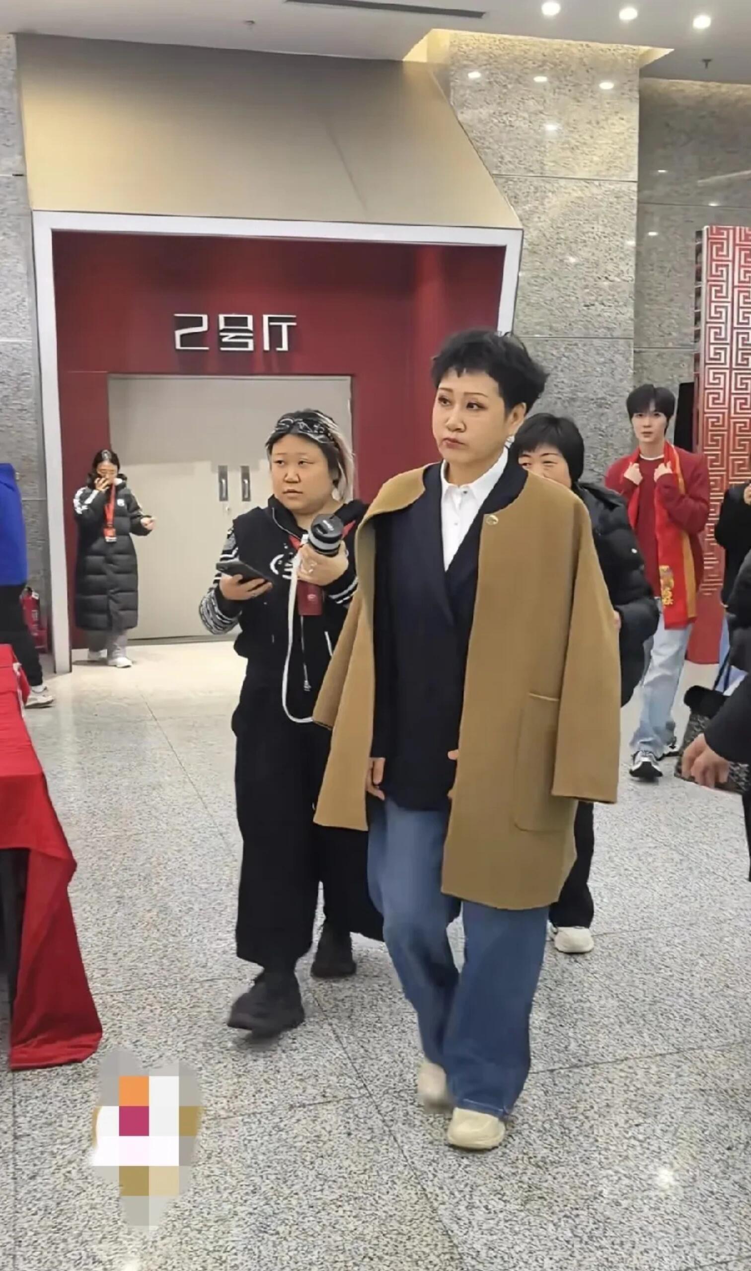 张凯丽 高精力60后张凯丽8台晚会11个节目，小品唱歌连轴转。状态在线笑容暖，活