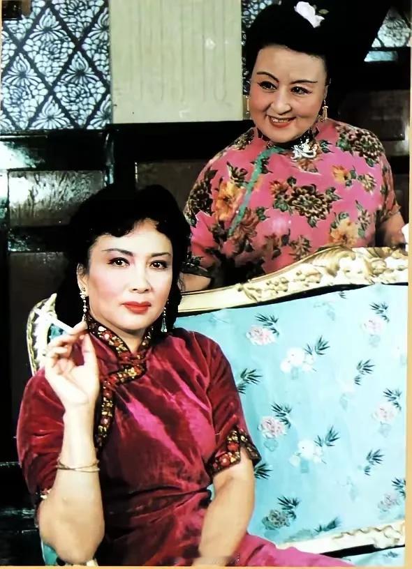 两位浓妆艳抹的女子。一位是谢芳，一位是凌元。这是影演员剧团演出的话剧《日出》中的