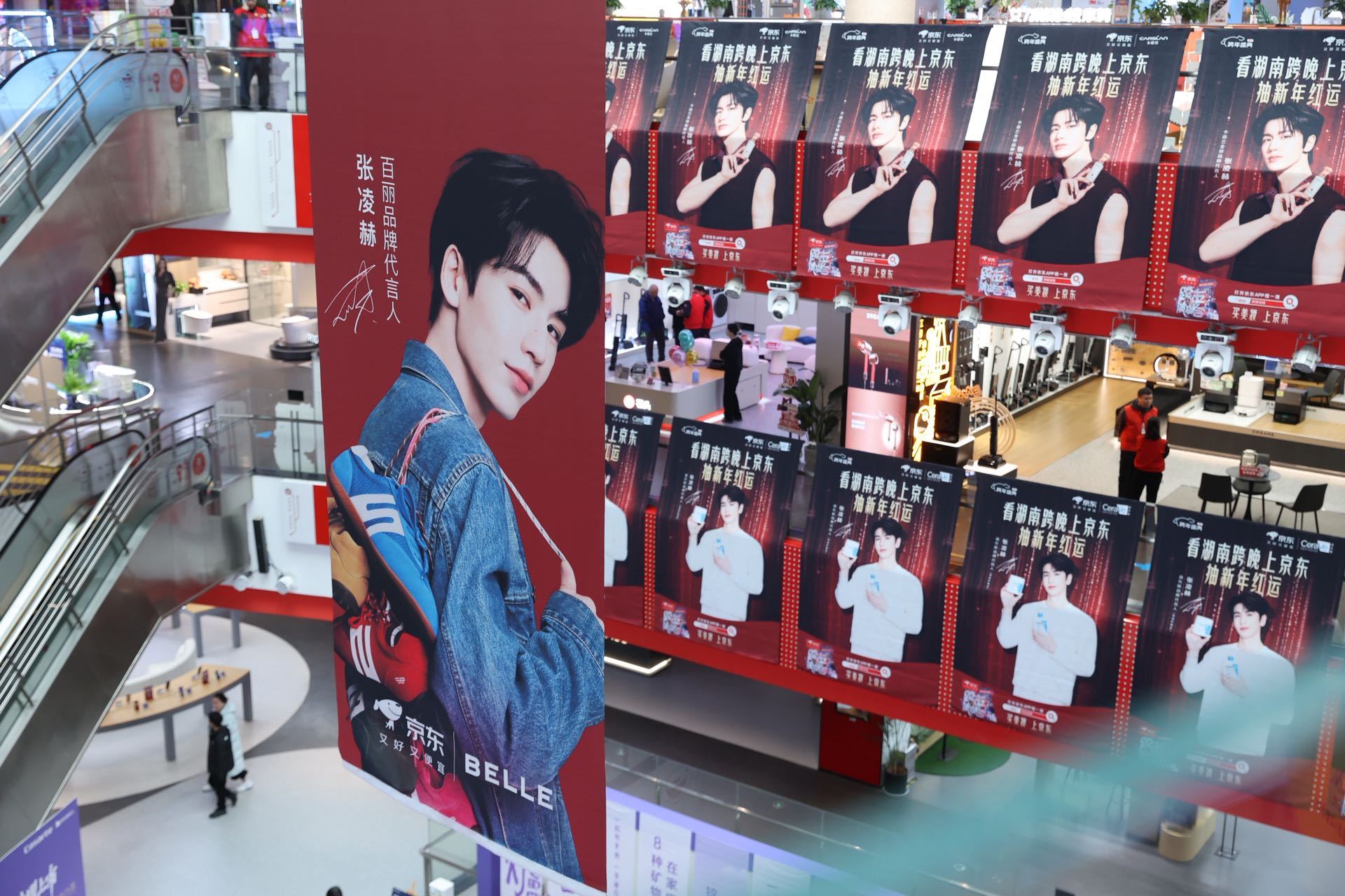 刷到张凌赫生日痛楼 ，太权威太有排面了！实名羡慕苏州和重庆的小核桃们，可以一起给