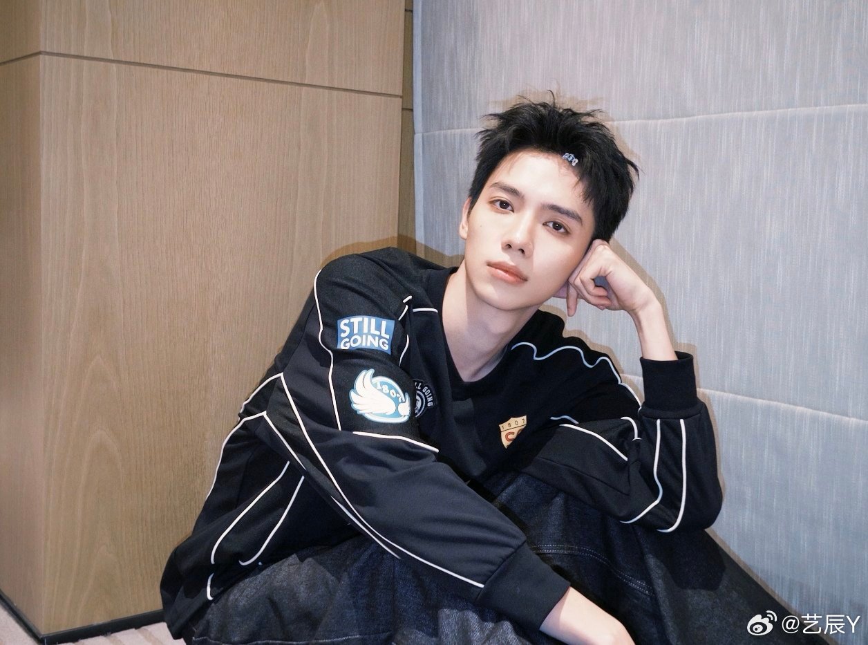 罗一舟二十有六山海任舟游 💚罗一舟霍旭 晚安一舟✨海的对岸是海  书的结局是爱