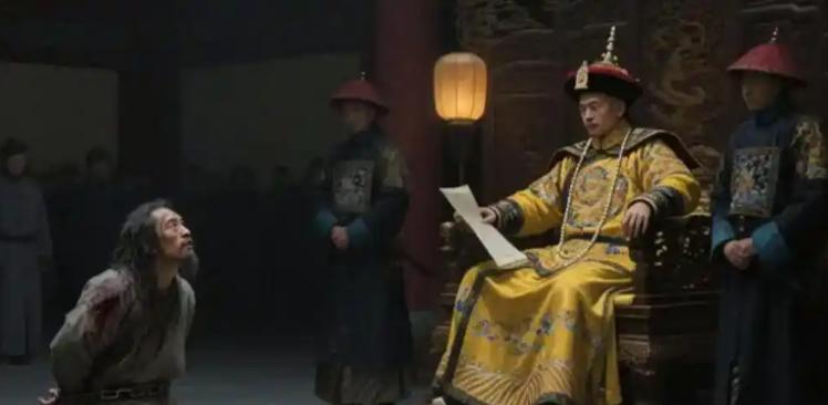 1749年乾隆亲自审问川陕总督张广泗，下令严刑拷打。张广泗满身是伤，但还是不停辩