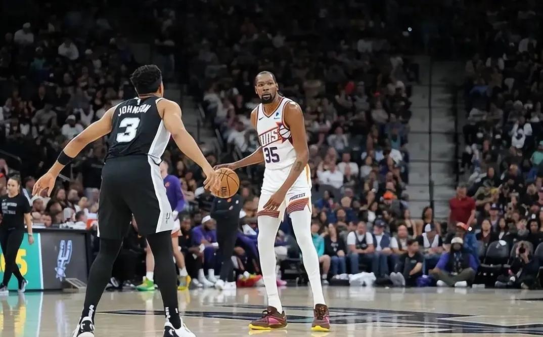 太阳错失两次绝杀机会，遗憾输给马刺，想守住前六太难了。
第一，太阳102-104