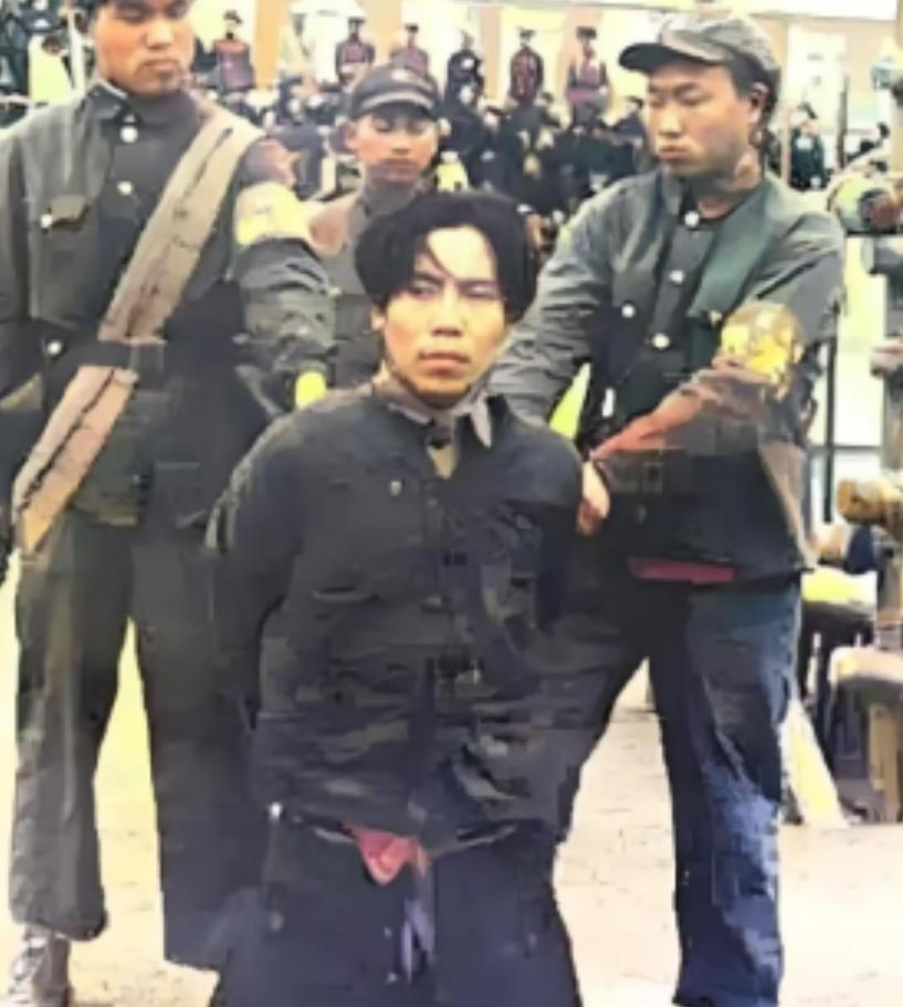 1951年1月，戴笠的儿子戴善武被五花大绑，跪在地上即将被执行死刑。被枪毙的时候