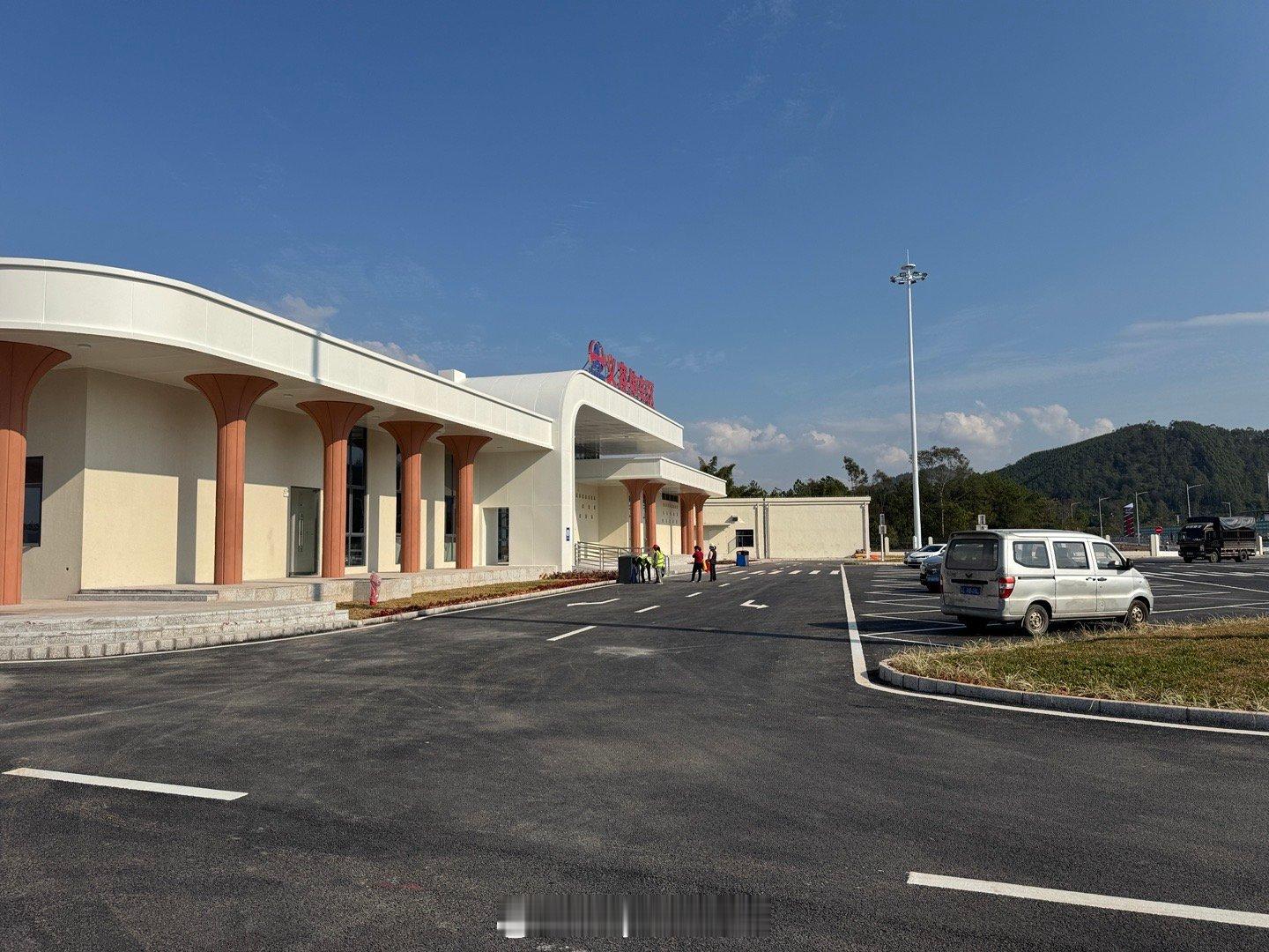 广东的服务区充电桩确实多！这么一个小小的停车区都有10根桩、20把枪。功率也能跑