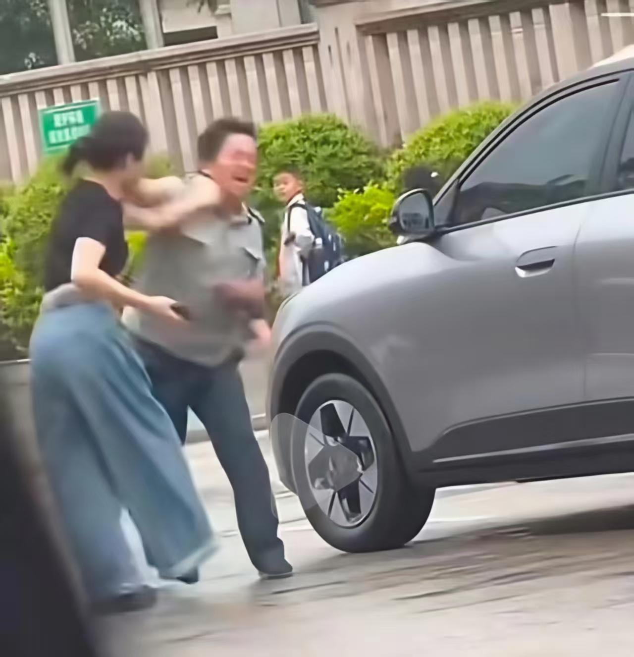 先把话说死：这事儿双方都有问题，但保安的行为，已经不是“还手”，是施暴。

女子