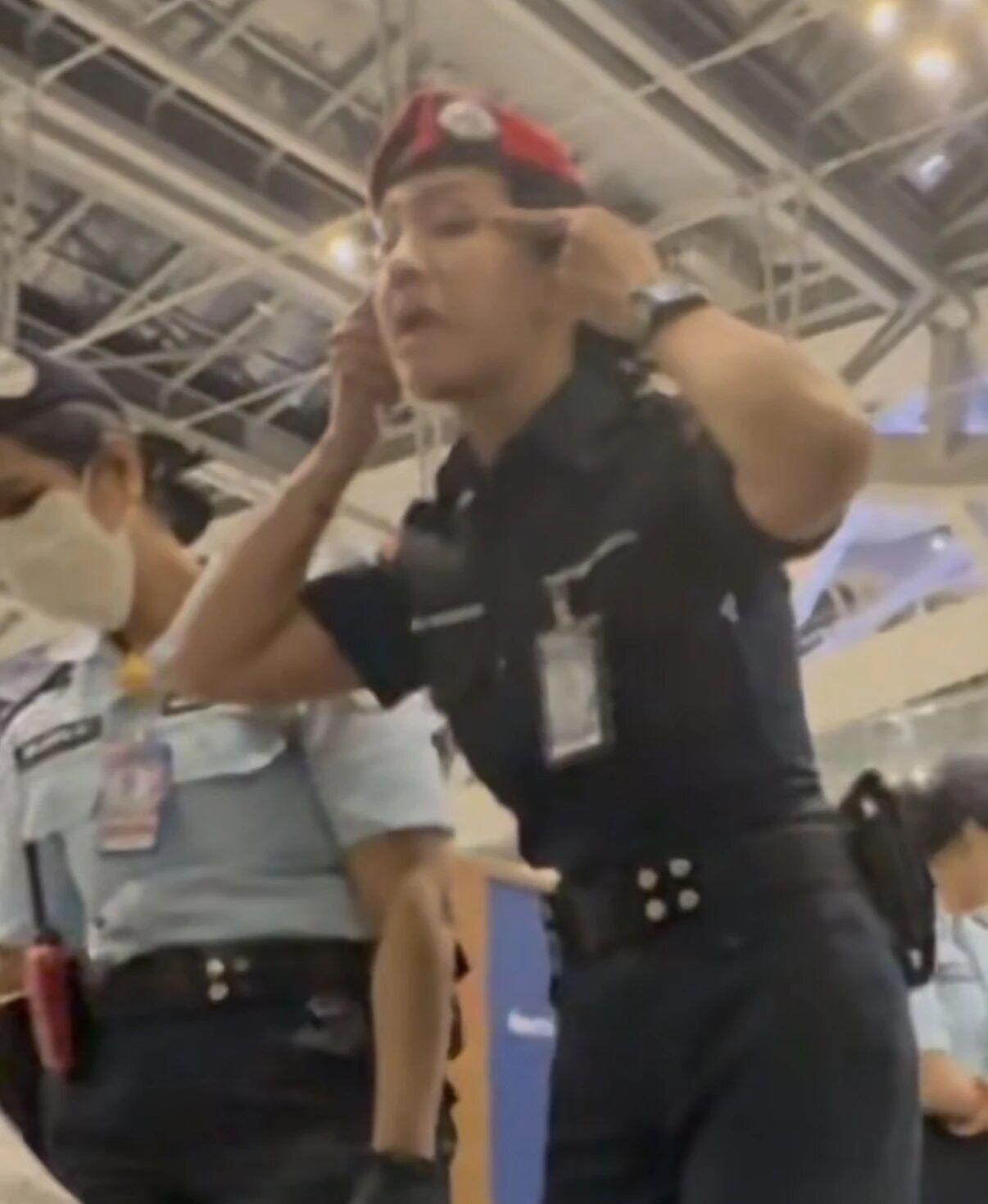 20多名中国乘客走进廊桥被泰航拽出来，工作人员还做了一个拉眼角的动作

然后有人