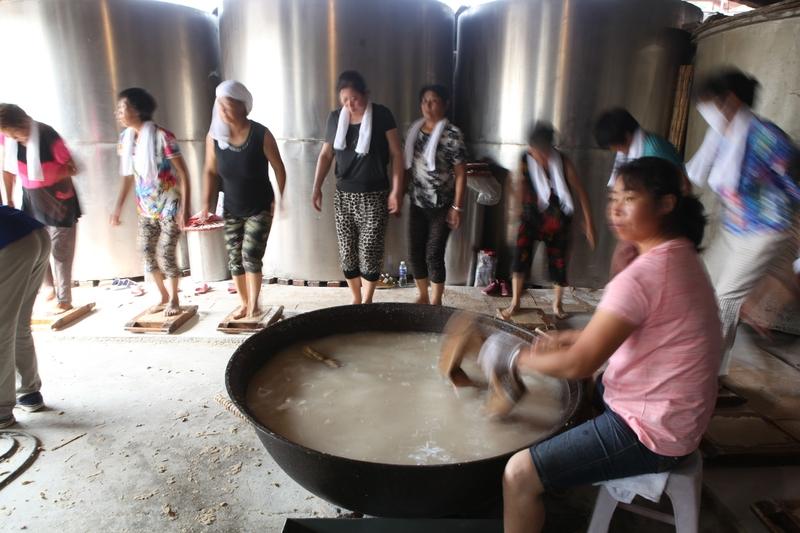 汾酒炸锅！19名硕士拟录为酿酒工，抡铁锹干活，官方回应太现实
 
离谱！寒窗苦读