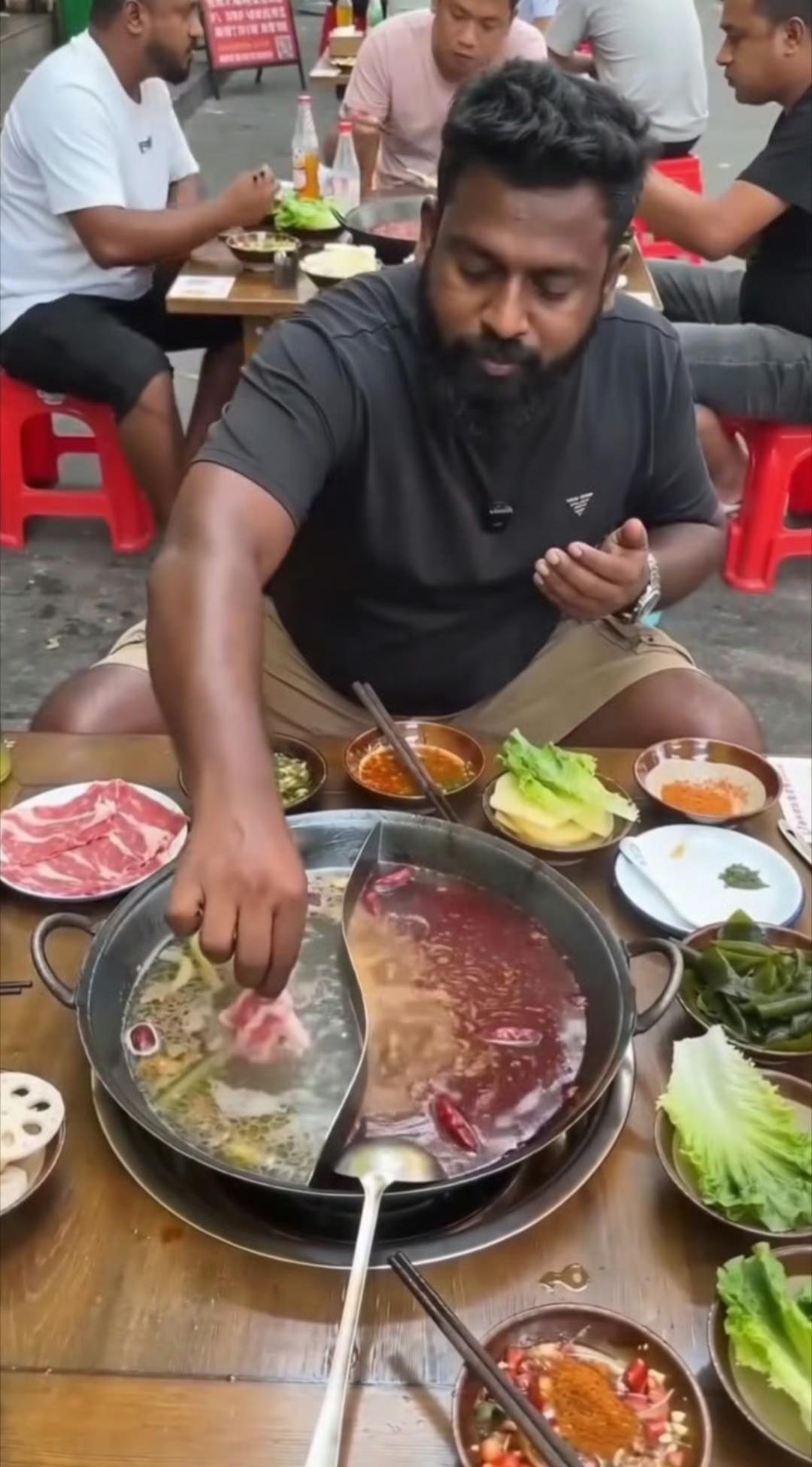 印度人在中国某地这样吃重庆火锅。直接烫的嗷嗷叫。这都是印度的人才啊！

网友：这
