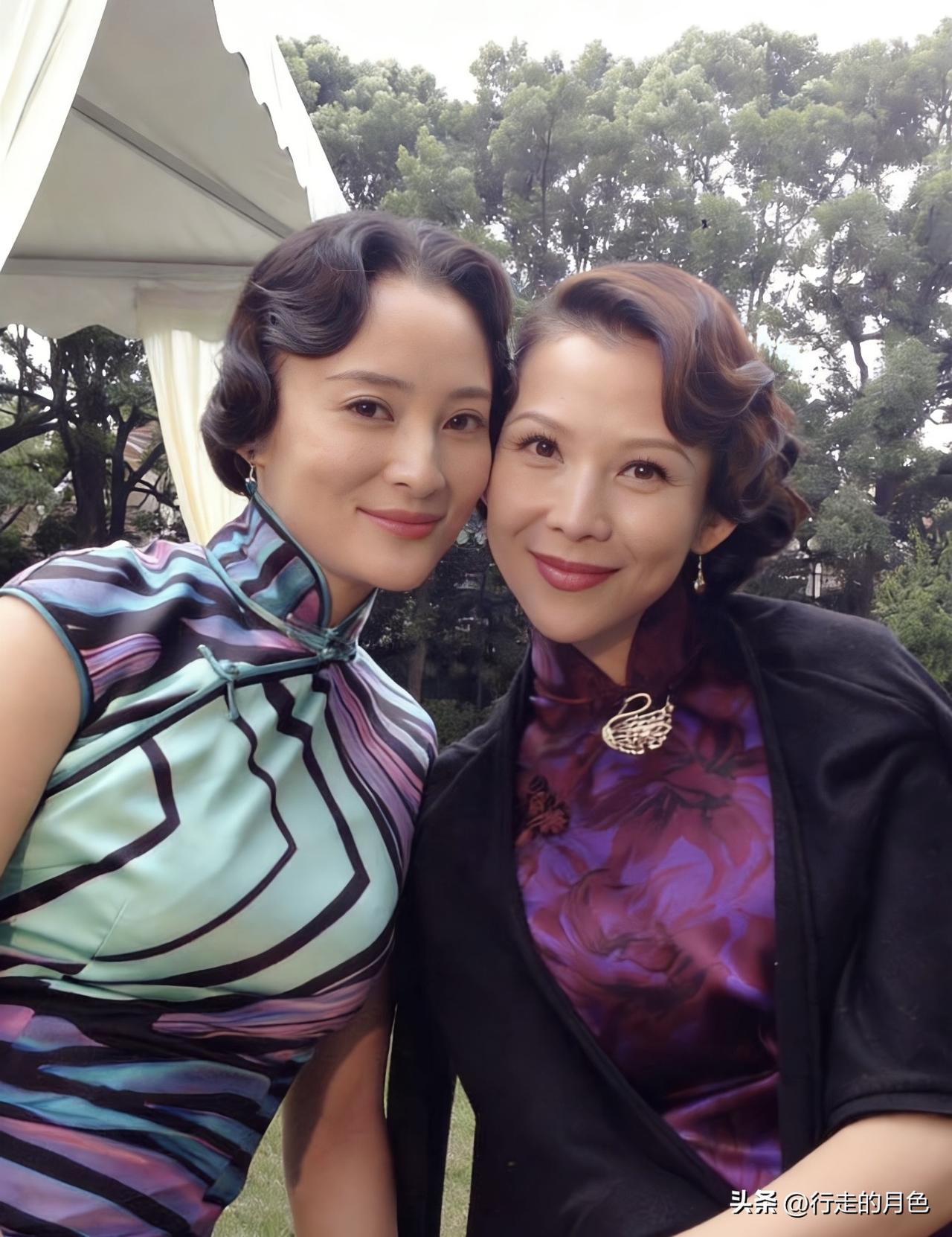 两大美女同框，风采不分伯仲。