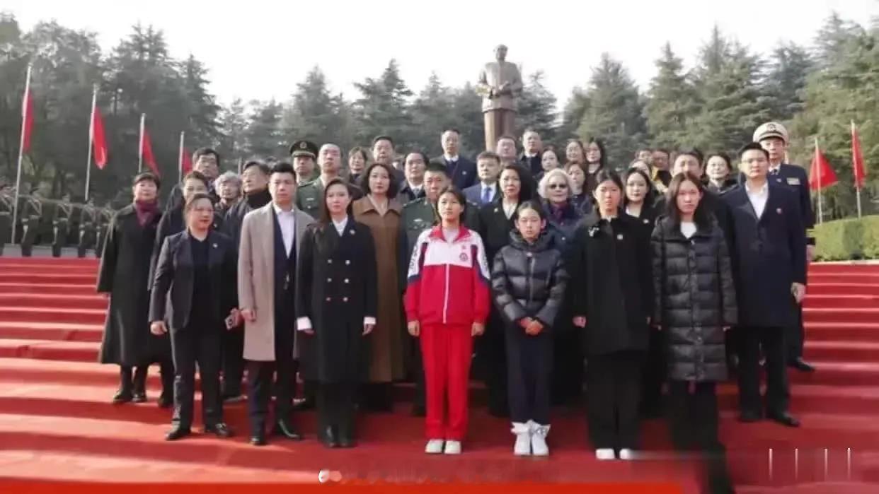 如今社会，我观察到一个不寻常的现象，就是许多杰出的后代都选择保持低调。特别是像伟