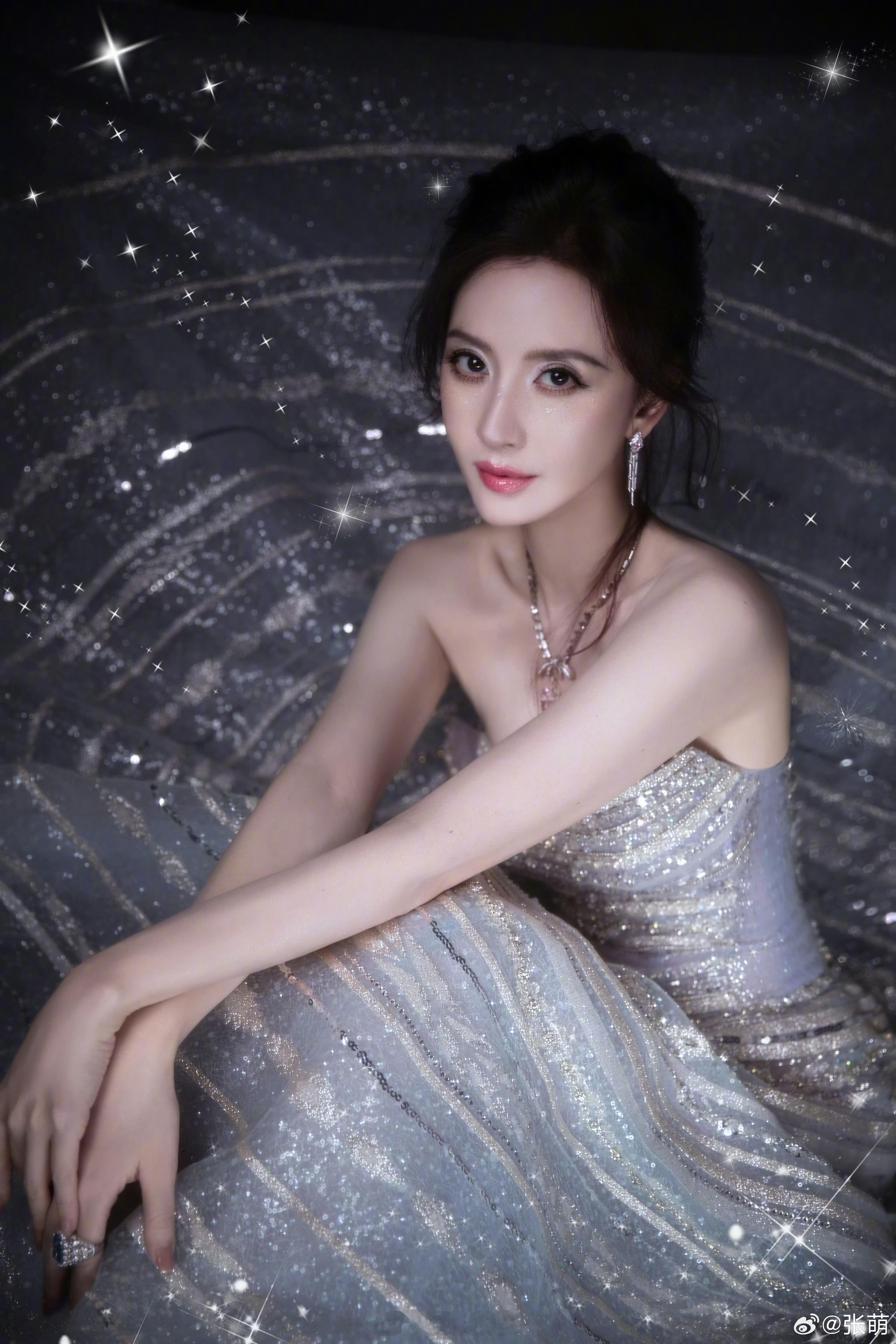 张萌带冰湖重生外籍演员逛故宫冰湖重生里的外籍演员 故宫的风吹到了燕北。张萌带着国