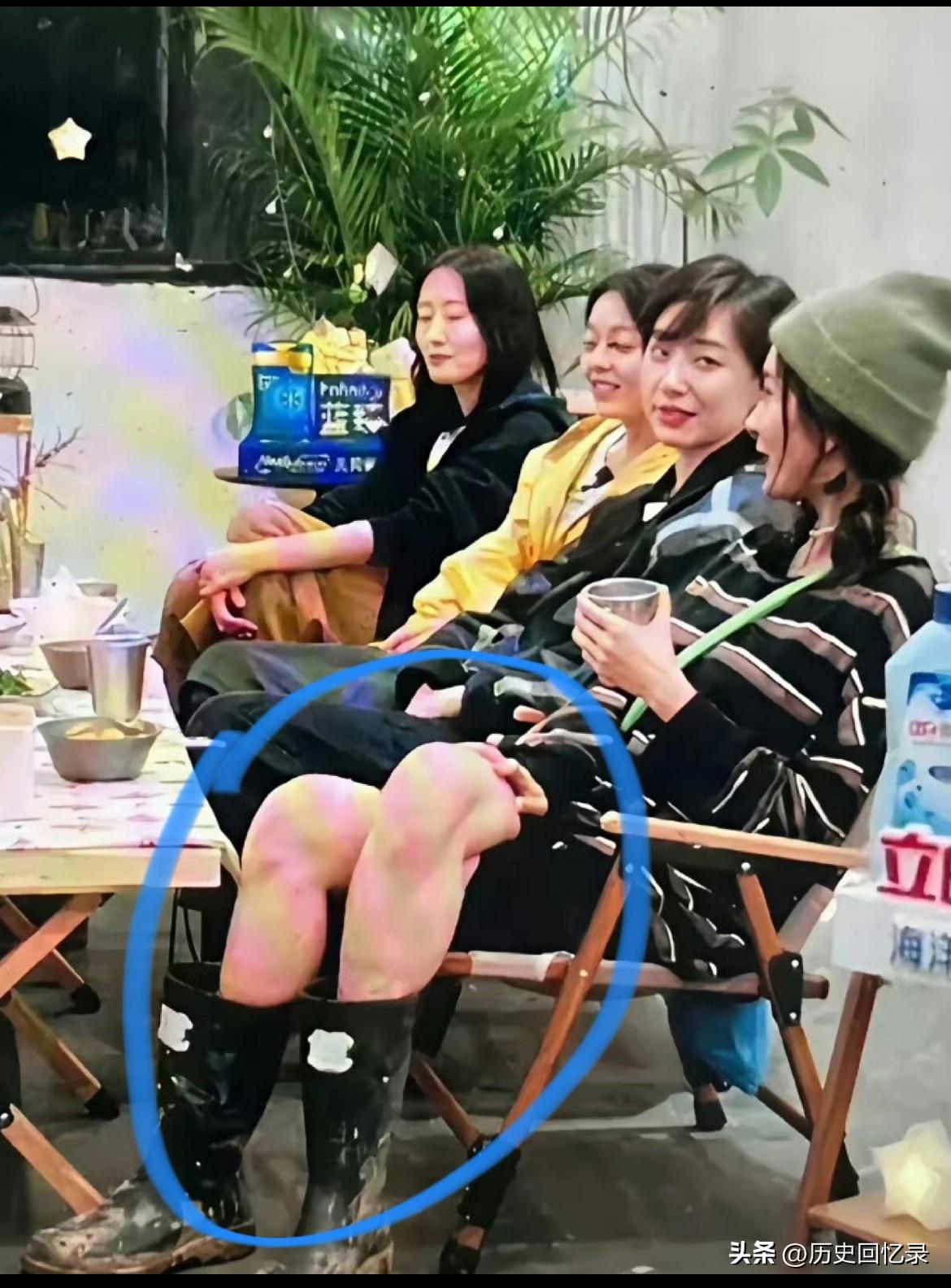 杨幂的腿太长了！
翘二郎腿两脚着地
不过只能说明这种露天椅矮
但凡换成稍微高点就