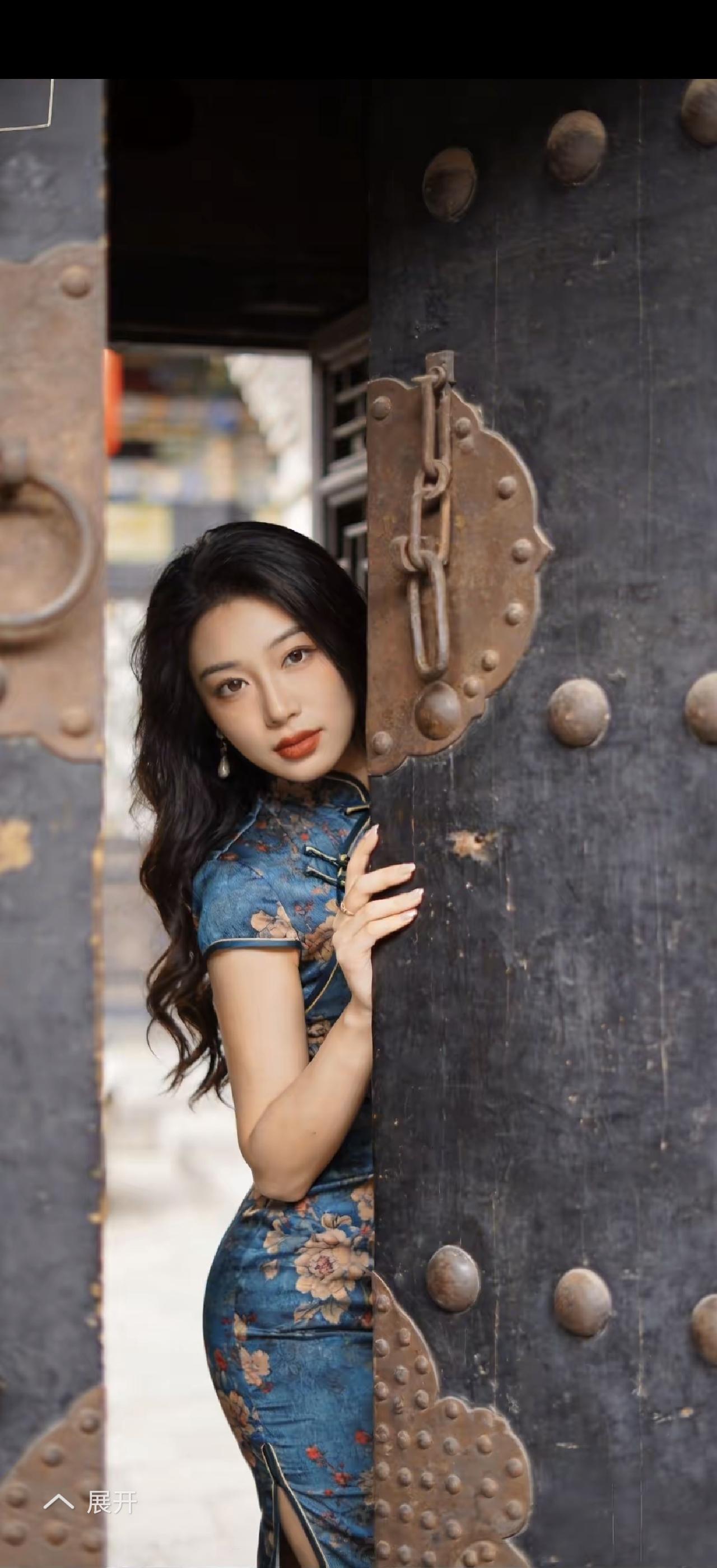 门掩半掩人，花影入画来。