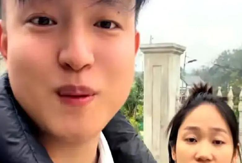 小松直播间里，他把自家品牌羽绒服标成99块，还喊“今天只给家人们”结果弹幕全是“