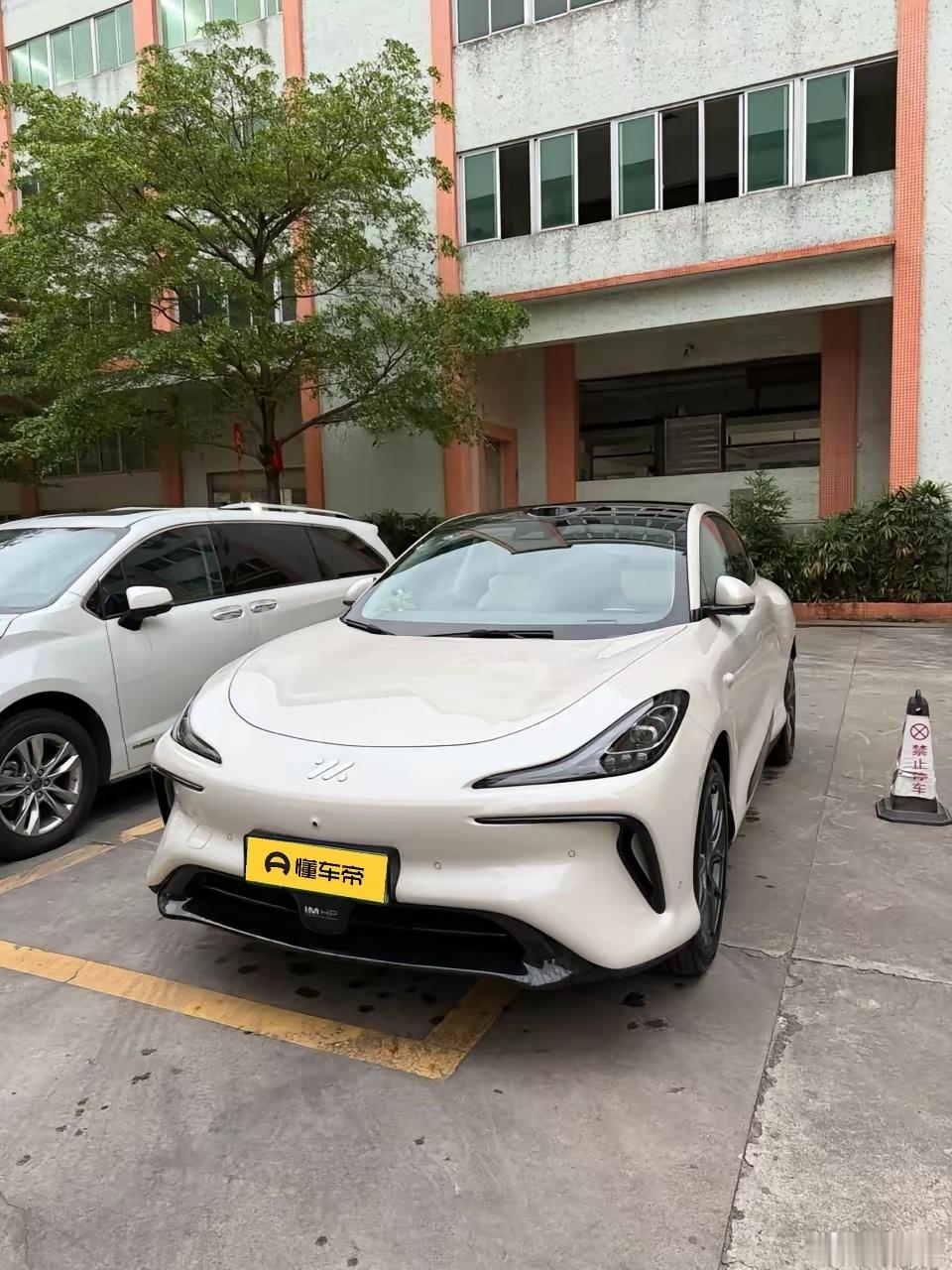 2024年1月上牌的智己LS6，开了3.5万公里，地道个人一手车。白色车身颜值在