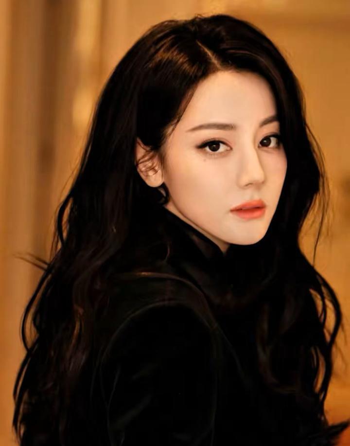 现在全网最懵的，估计是迪丽热巴了吧。

她为《枭起青壤》精心准备了五个月，剧集播