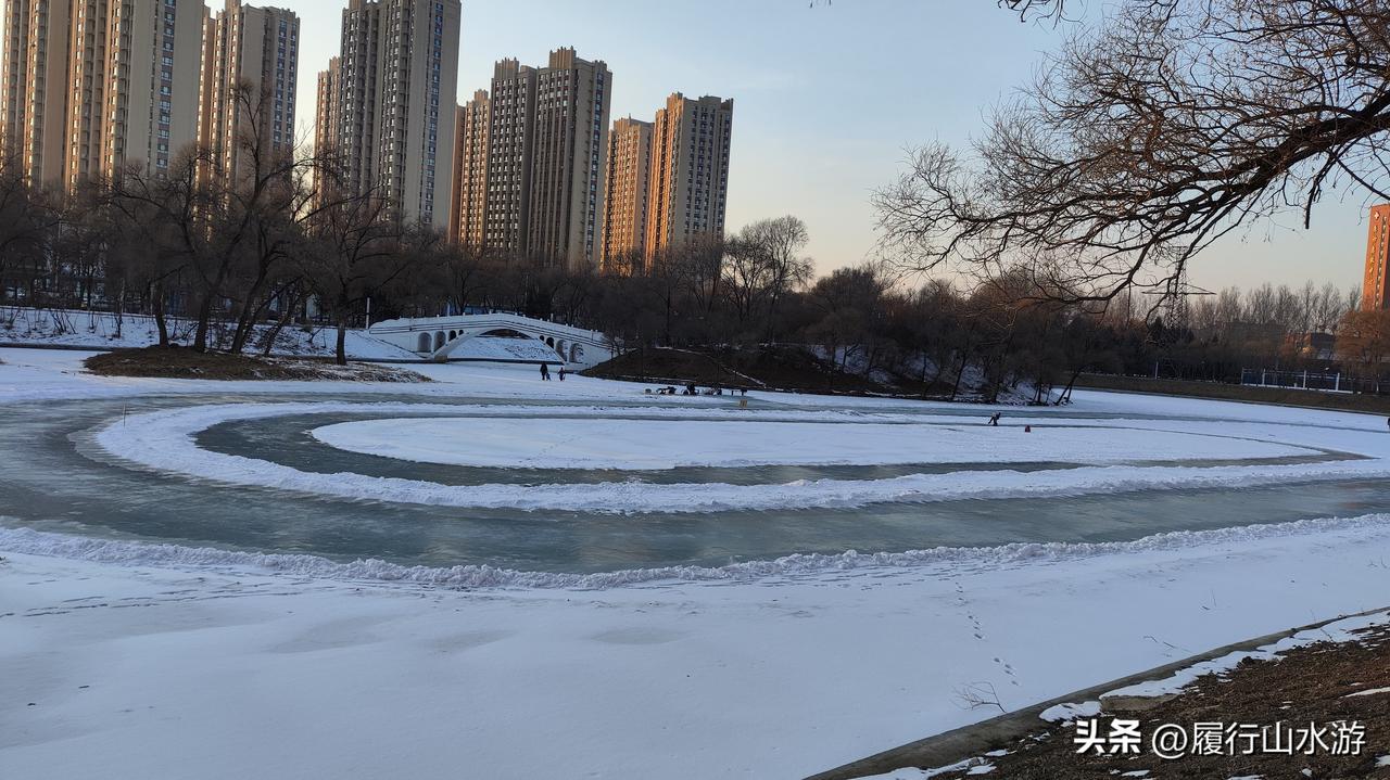 随处可见的野生冰场才孕育出那么多冬奥会冠军。