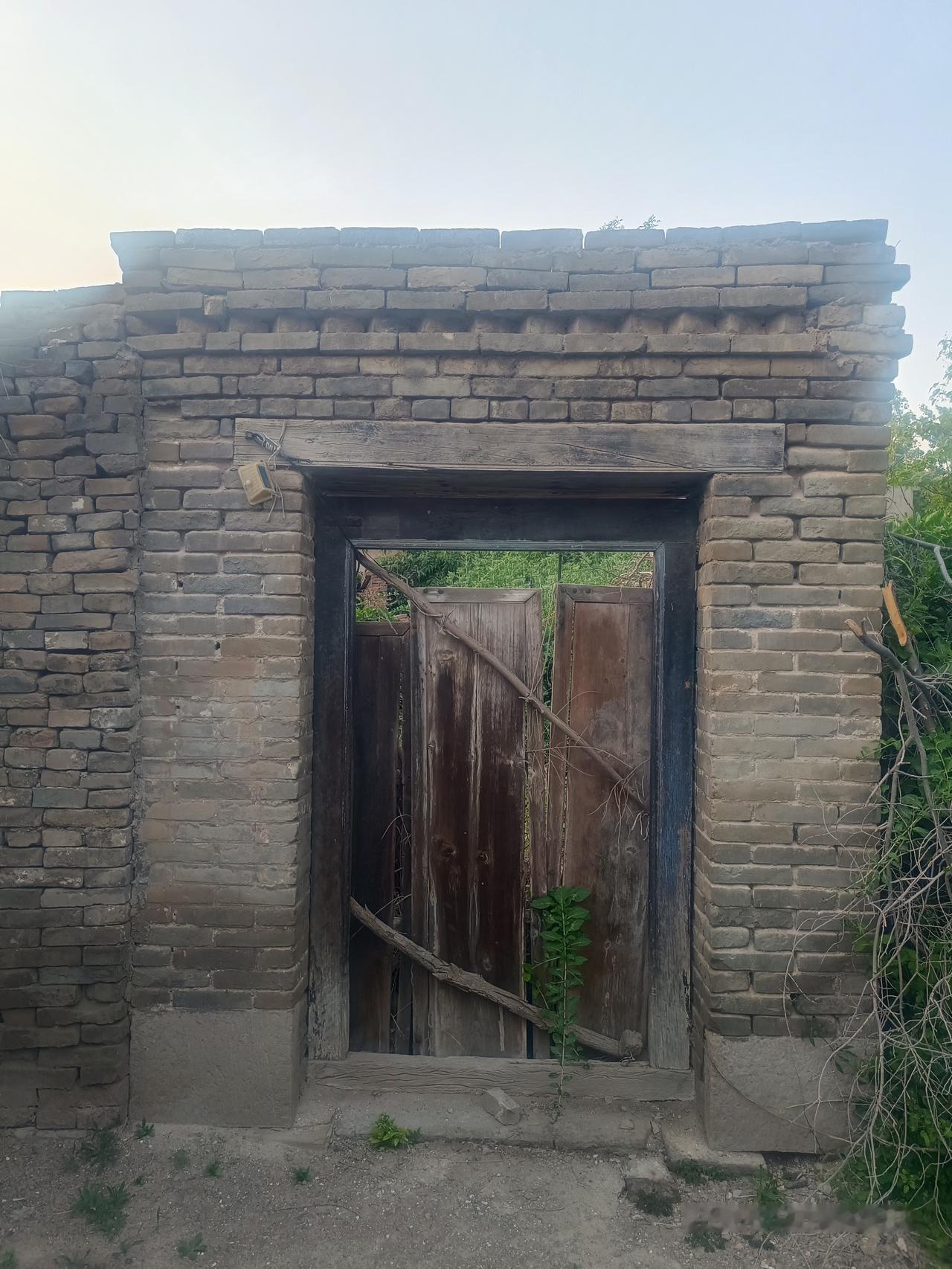 朱元璋那时年仅十六七岁，在寺里不到两个月，据记载明朝皇帝世系的《天潢玉碟》记载，