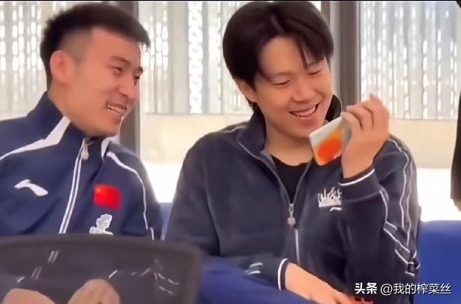 以前疑惑王楚钦到底哪个赛道闯不进去？
现在知道了，原来是这个赛道。
原来这俩人以