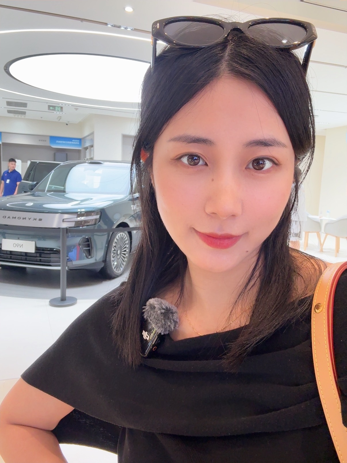 车内还处在可以远看，不可以体验的阶段～因为还没有正式上市～这个点没啥人，大家应该