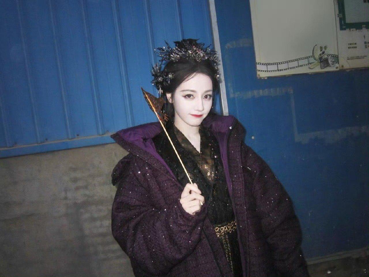 迪丽热巴三张嘻嘻迪  迪丽热巴贺思慕过年吃糖 灵主殿下比糖还要甜，吃了糖就会变嘻