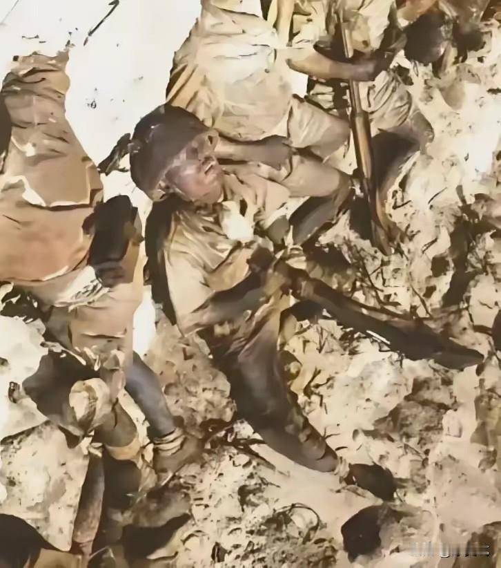 1945年，硫磺岛战役中，一名日本士兵躲藏在岩洞里不断地向美军打冷枪，美军只闻其