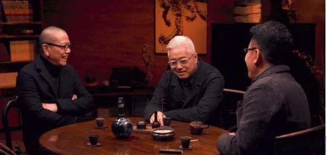 窦文涛在节目中调侃陈丹青：“你原来一直说漂亮国如何如何好，对我们自己各种批判，那