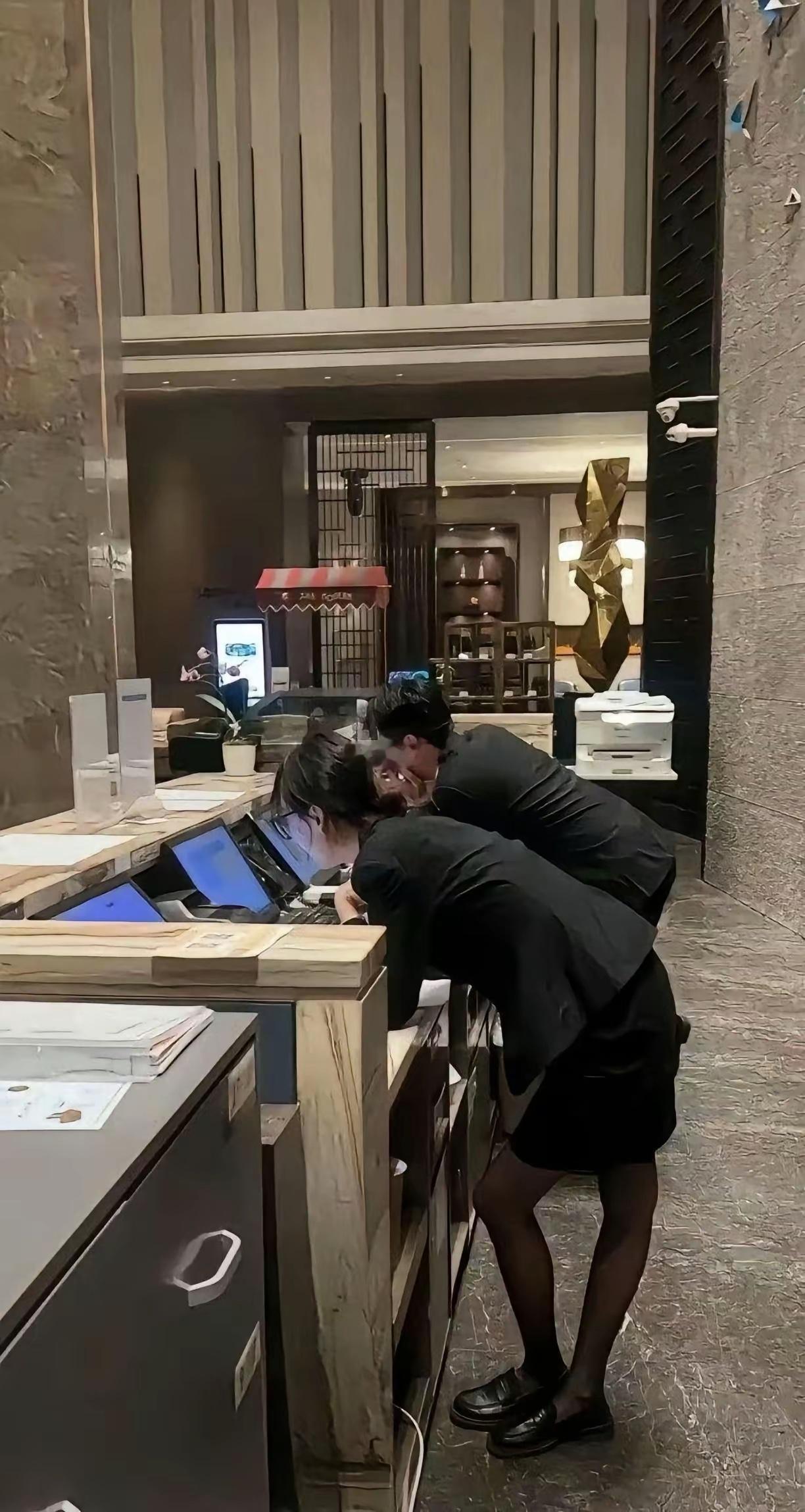 这种服务业，为什不配个高脚凳，让员工休息一下？ 