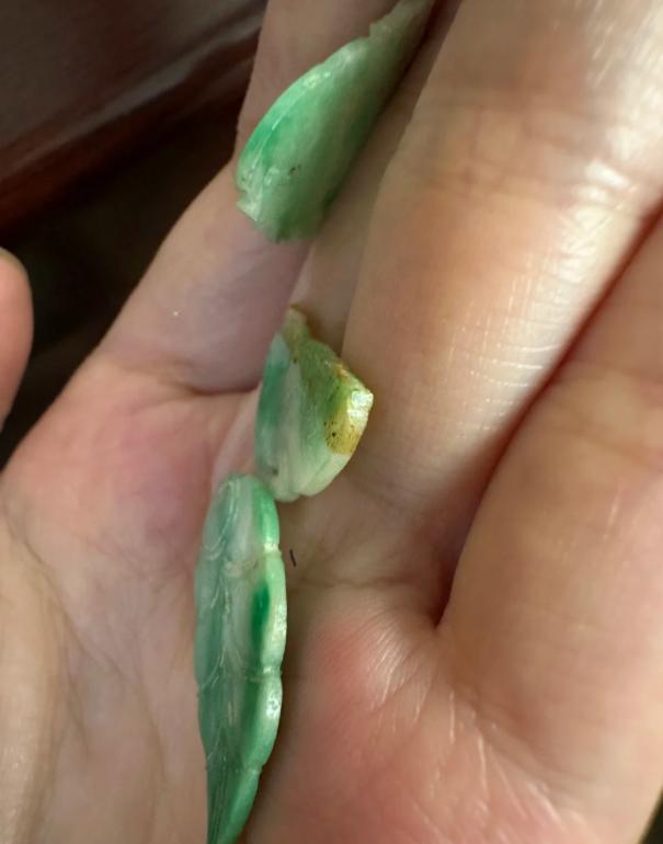 外婆旧头面上掉下三片小东西，薄得像指甲盖、叶子形状，绿白相间、有的地方浓绿，边缘