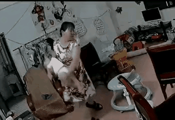 图中的大姐是照看孩子还是锻炼身体，这动作幅度之大，看着真让人揪心。
要知道婴儿大