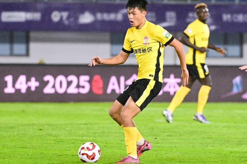 媒体人：有家手里有预算的俱乐部正和海港争夺杨希