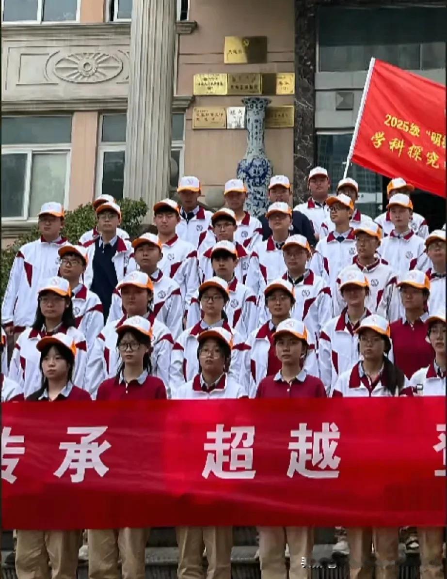 研学团为何戴眼镜的居多?
奇怪的是，
竟然还有没有戴眼镜的研学团，
似乎减负的力