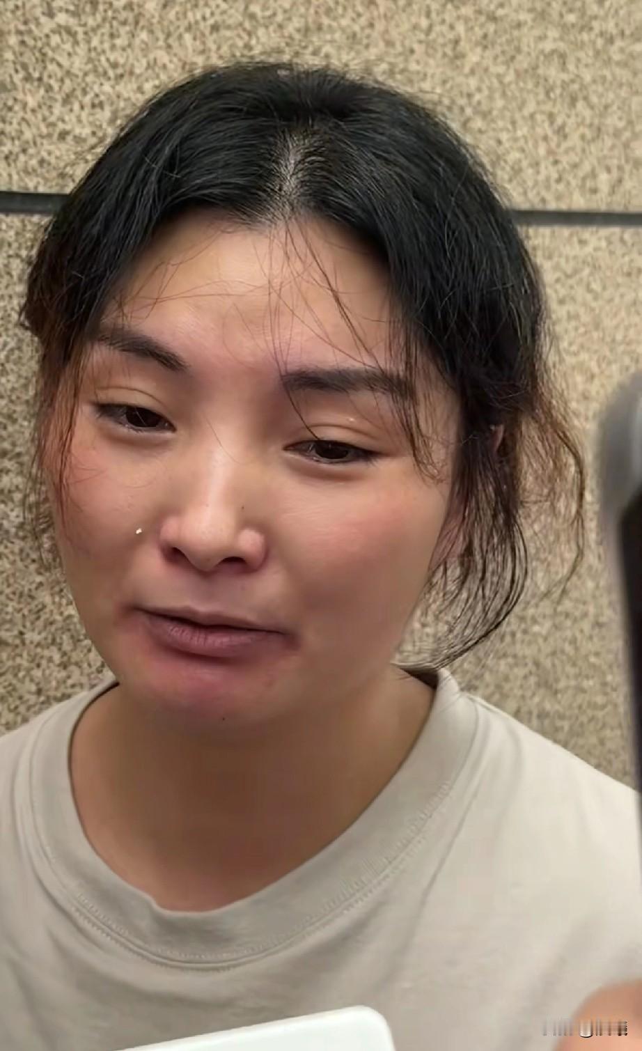 不光我们知道的那些残忍手段，被逼吃50口鸡屎，吃鸭子剩食，指示养子殴打12岁琪琪