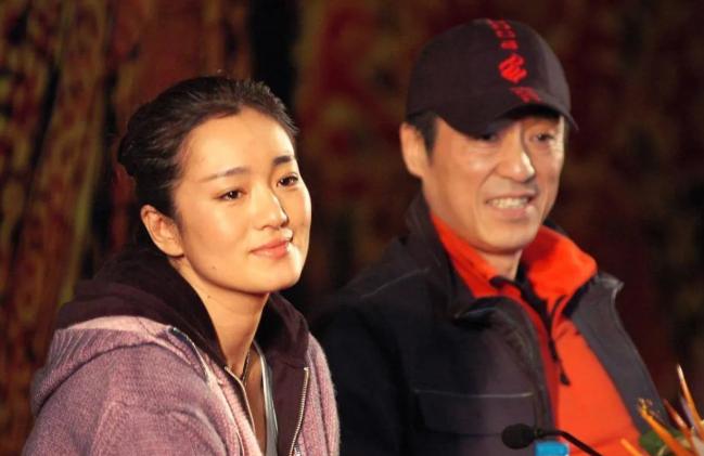 1987年，张艺谋筹拍《红高粱》，女主选了“丰乳肥臀”的史可。然而，巩俐也想出演