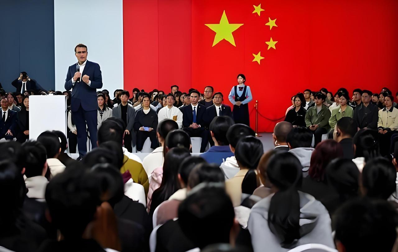 马克龙川大互动！我关注马克龙谈AI能查单词，做翻译，却替代不了查字典与学外语的深