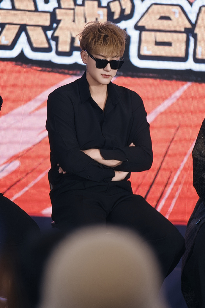 黄子韬宇宙闪烁请注意发布会出图  黄子韬《宇宙闪烁请注意》发布会出图啦~深v有点