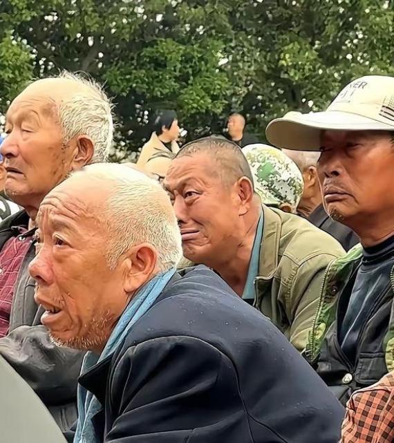 山东梁山有个老板掏了50万，请河南豫剧团连唱6天大戏，本来是给老爹办80大寿，结