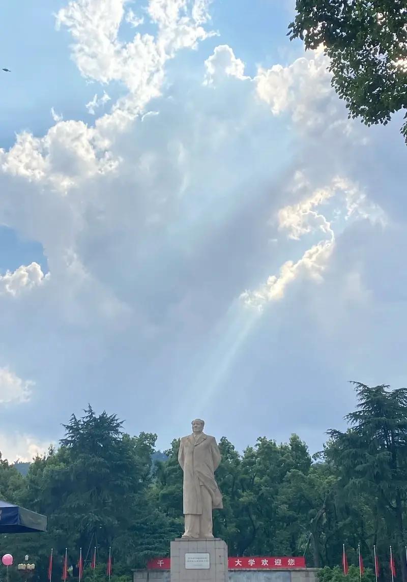 前天我到长沙，由岳麓山上从南门下来，走了大约八九百米就远远看到一尊毛主席的雕塑，