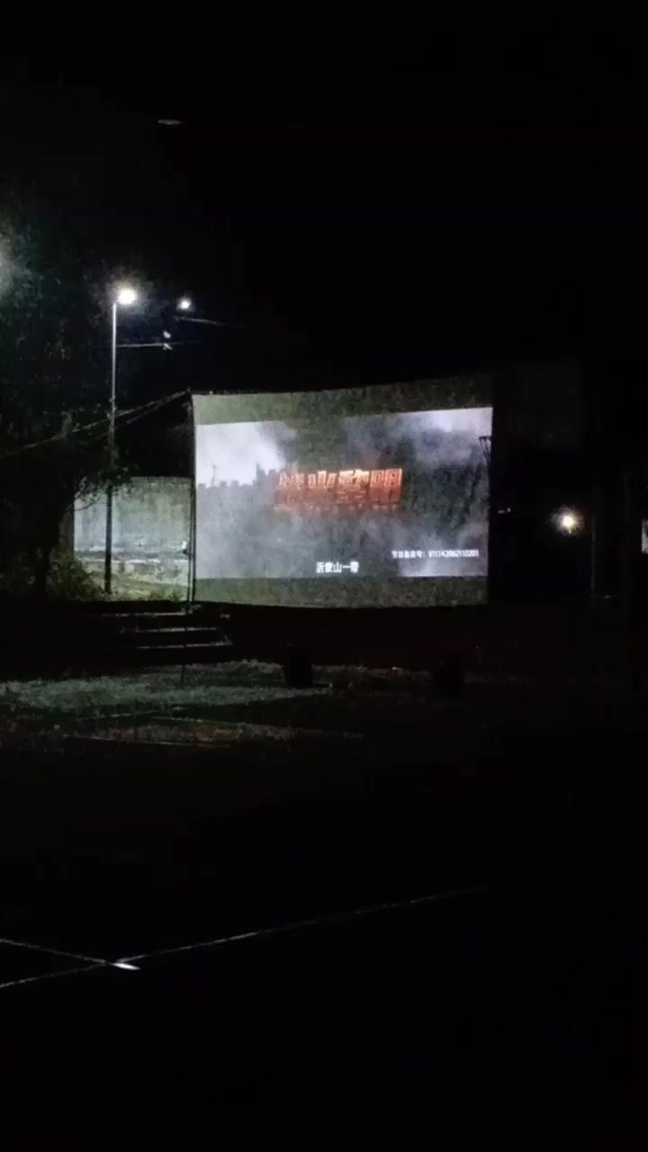 🥹上世纪八九十年代，村里一听说放映队要来，铜锣声从村头响到村尾，比过年杀猪还热