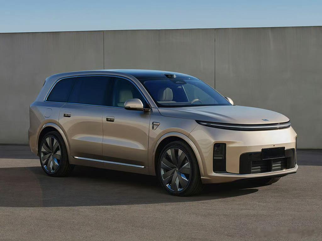 金色的优雅不是谁都能懂 李想真的是一个有品位的汽车爱好者/CEO理想L8一开始也