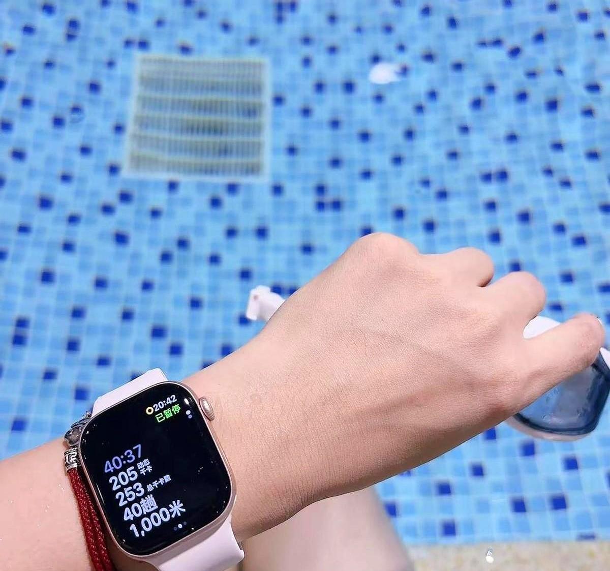 两划一吸，水下把气吐干净，半张嘴换气，三天就不呛水了。
腿不是摆设，每天200米