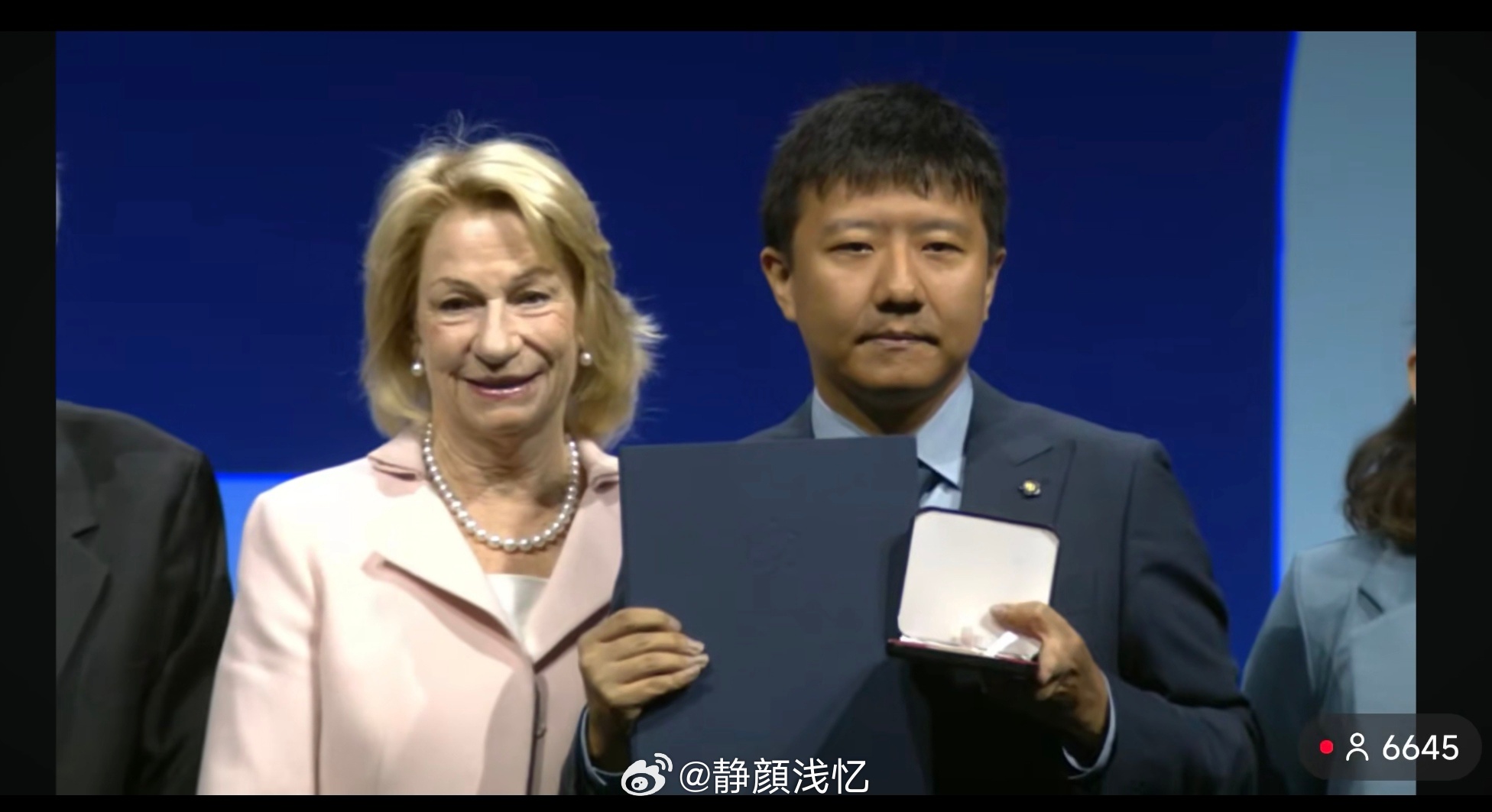 2位中国籍数学家获菲尔兹奖为国争光！历史性突破！王虹、邓煜摘得菲尔兹奖，实现中国