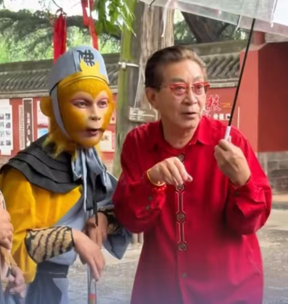 六小龄童点拨网红美猴王用眼神演戏一眼塑经典，言传亦身教。六小龄童指点网红美猴王巧