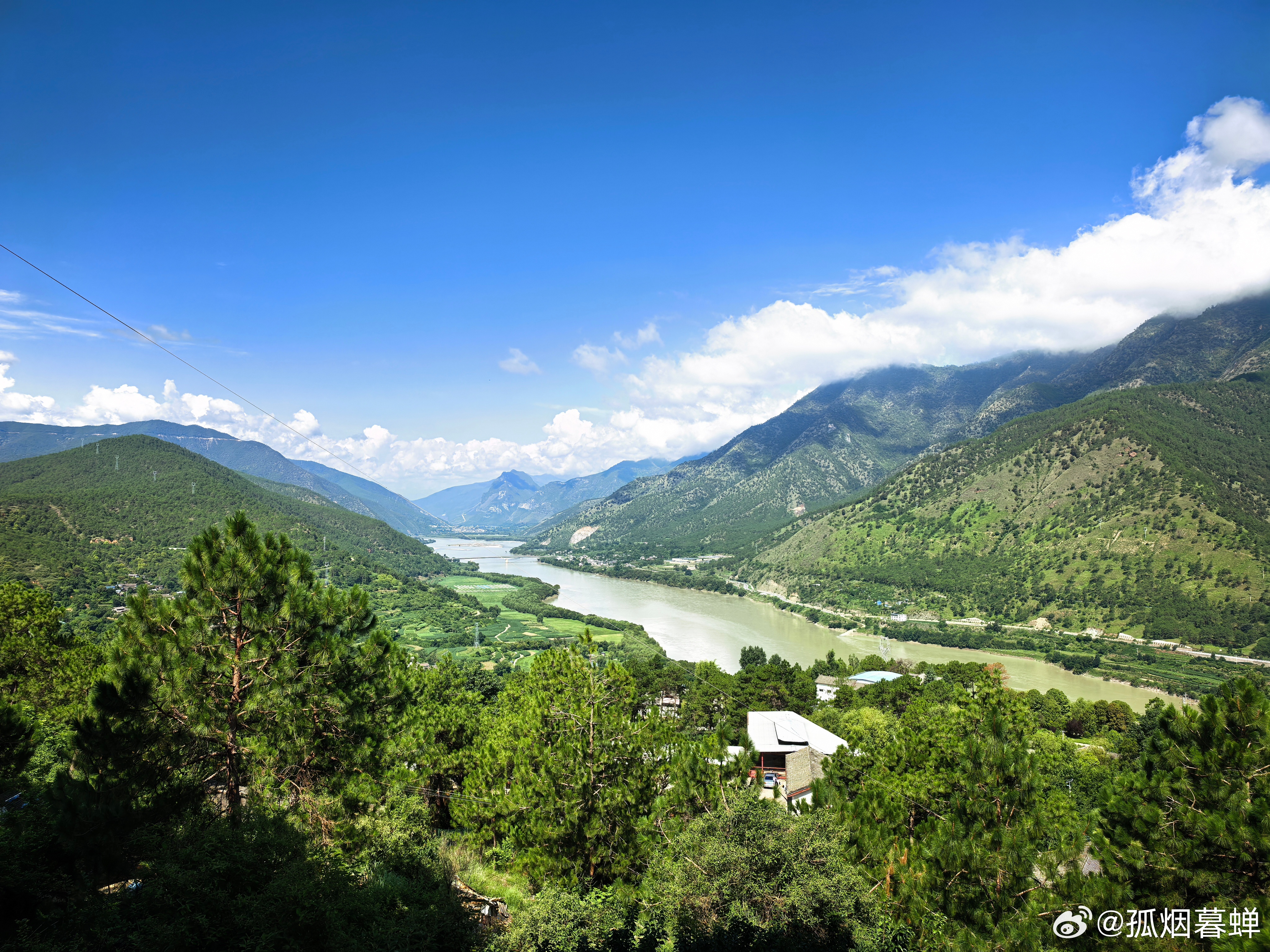 出发香格里拉沿途的风景，天气好了就热起来了，不过很出片 ​​​